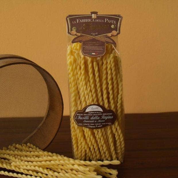 Zia Pia - Fusilli Della Regina by La Fabbrica della Pasta: A clear bag of dried, twisted fusilli pasta with loose strands, perfect for sauces.
