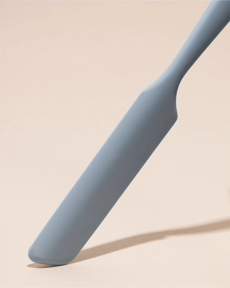 Close-up of GIR | Ultimate Spreader - Sprinkles, featuring a semi-flexible silicone blade for precise and even spreading in culinary tasks.