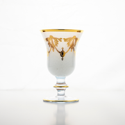 Arte Italica & Crown Linen Designs - Rialto Borghese Water/Wine Glass featuring white swirled glass with gold trim, showcasing exquisite Italian craftsmanship.