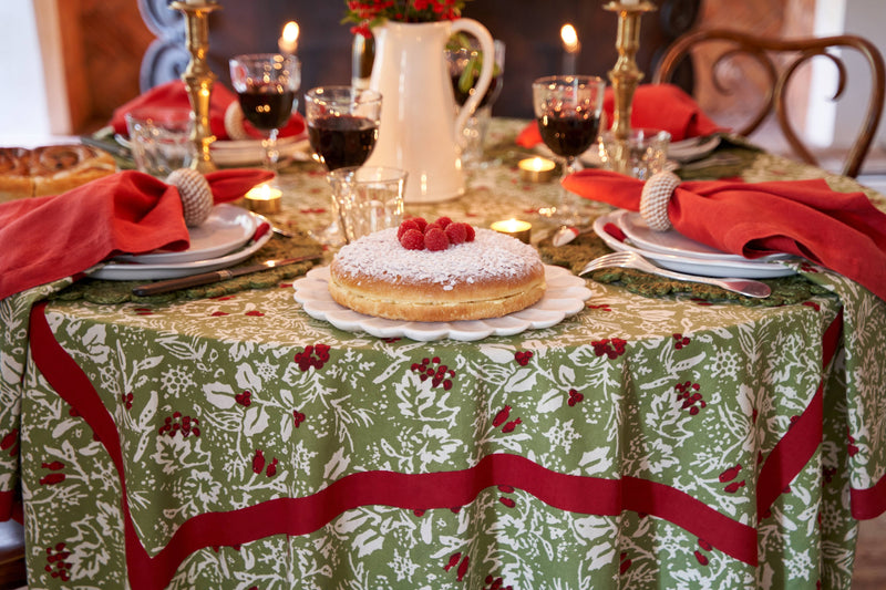 Couleur Nature - Baies de Houx Red & Green Tablecloth: 71" x 71"