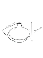 Peugeot | Appolia Atlas Tagine, Saffron Yellow: A line-drawing of a 33 cm wide, 23 cm tall two-part tagine pot, ideal for 6-8 servings.