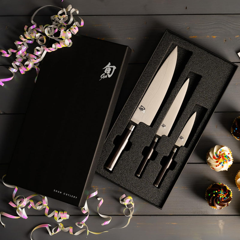 Shun | Classic Starter Set Ebony, 3 Pc displayed in gift box with chef’s, utility, and paring knives. Knives feature VG-MAX core and ebony-finished handles.