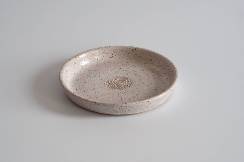 RachaelPots - Garlic Scraper: Nude/White, a speckled ceramic dish for transforming garlic cloves into puree, perfect for kitchen enthusiasts. Handcrafted, microwave and dishwasher safe.