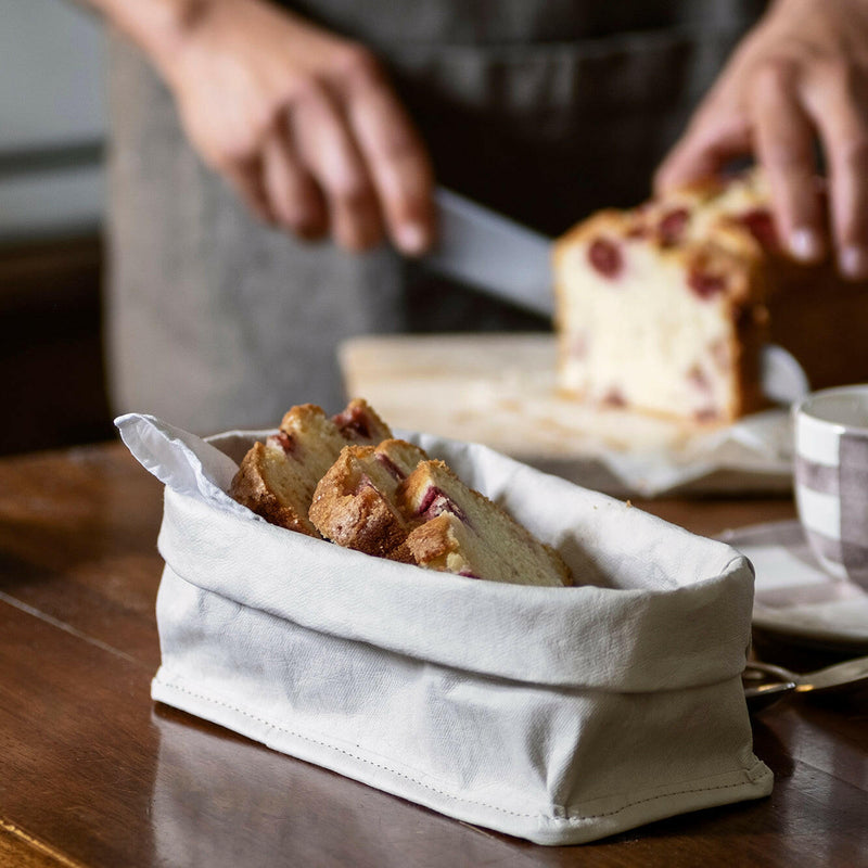 UASHMAMA | Panino Storage Tray - White, shown on a wooden surface, ideal for holding snacks or keys, emphasizing its versatile, sustainable design.