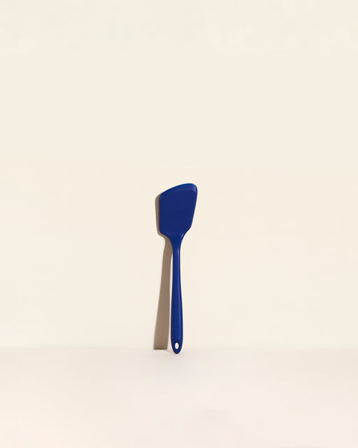 GIR | Ultimate Flip - Navy, a versatile spatula for delicate cooking tasks, designed to gently handle omelets and crepes without damaging cookware surfaces.