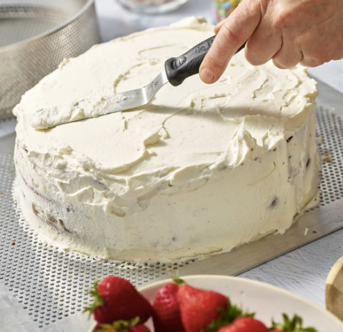 de Buyer | Offset Spatula - 6 shown, ideal for cake frosting, batter mixing, and spreading various spreads, perfect for home bakers or professional chefs.