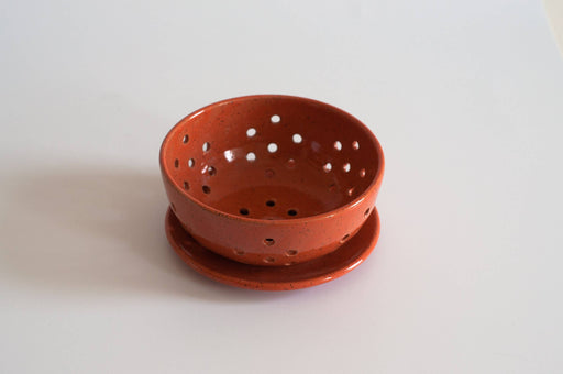 RachaelPots - Small Berry Bowl With Dish: Coral. Ceramic berry bowl with holes and matching saucer, ideal for draining fruits. Hand-thrown stoneware, microwave and dishwasher safe.