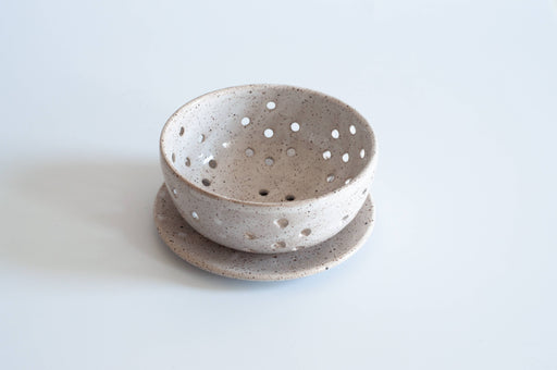 RachaelPots - Small Berry Bowl With Dish: White ceramic strainer bowl with holes, paired with a saucer for water drainage, ideal for berries or display.