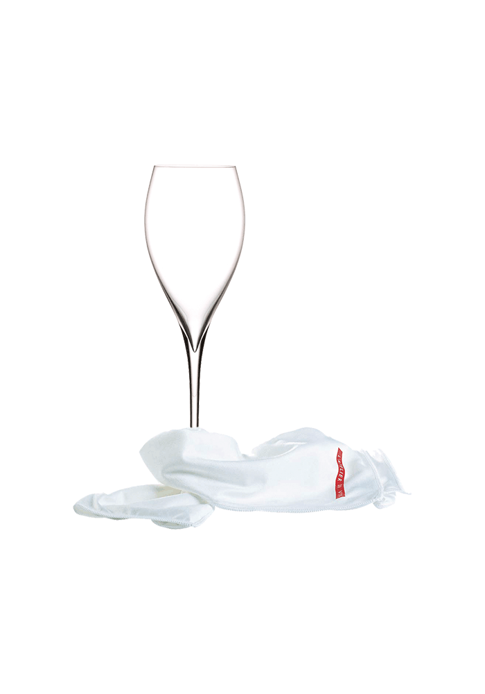 L'Atelier du Vin - USA - CRISTAL CLEANER for glassware and carafes shown atop a soft microfibre cloth, enhancing shine without detergents.