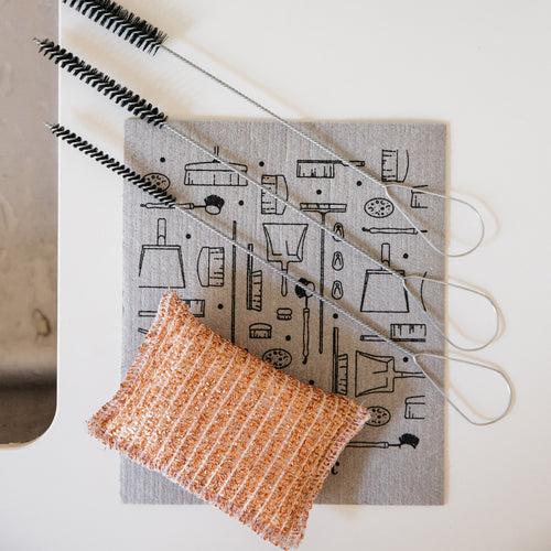 Andrée Jardin | Copper Scouring Sponge on table with small bag and brushes, ideal for cleaning pots and pans without scratching, perfect for kitchen use.