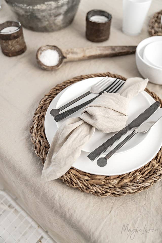 MagicLinen - Set of 2 linen napkins, featuring a knife and fork elegantly placed on a plate, highlighting premium table decor.