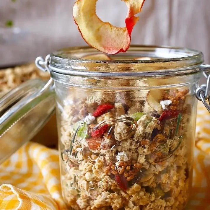 Le Parfait | Super Jars - 750ml, showcasing homemade granola with oats, puffed grains, nuts, seeds, dried fruits, and an apple ring, ideal for preserving freshness.