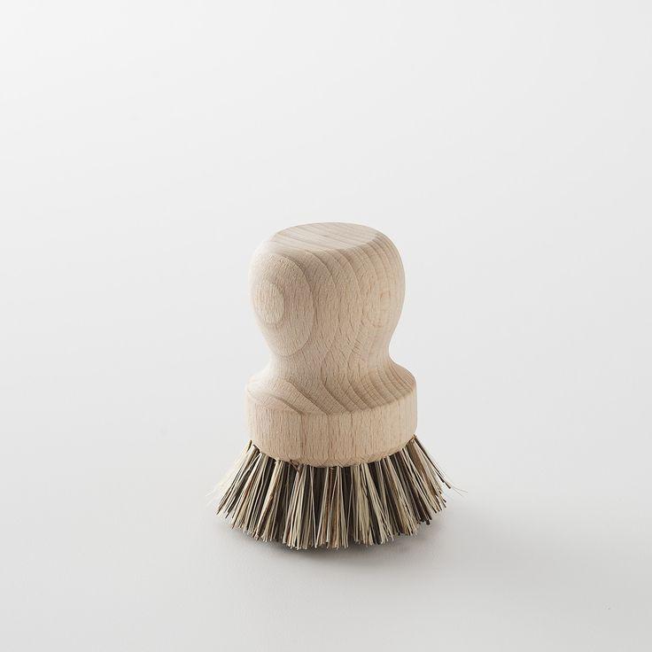 Earth & Nest | Pot and Pan Brush, featuring a wooden handle with natural bristles, ideal for cleaning cookware. Made from beech wood and union fiber, biodegradable.