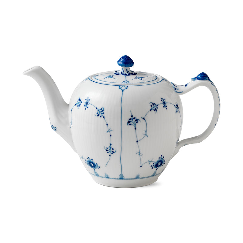Royal Copenhagen | Blue Fluted Pl Teapot 100cl features a white porcelain body with a hand-painted cobalt-blue floral pattern, detailed with a snail shell motif.