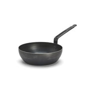 de Buyer | COUNTRY FRY PAN - BLUE CARBON STEEL Ø11 Inches, featuring a long handle and non-stick surface, designed for even heat distribution and versatile cooking.