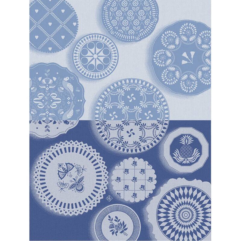 Le Jacquard Français | Faïence Tea Towel displayed with vintage-inspired decorative plates, showcasing intricate patterns, embodying a blend of tradition and eco-conscious design.