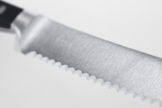 Wüsthof | Classic 5 Serrated Utility - Pink Himalayan Salt knife, close-up of blade, ideal for cutting bread rolls and vegetables with a fine serrated edge.