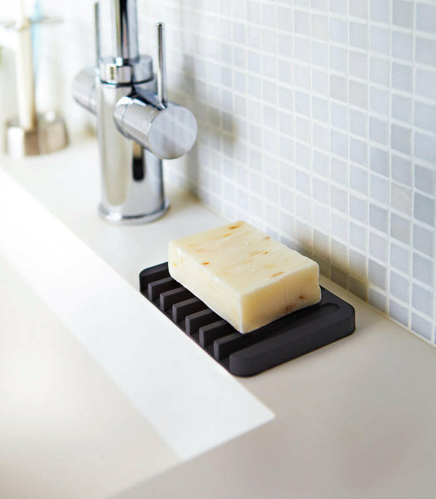 Yamazaki | Flow Self-Draining Soap Tray | Silicone.