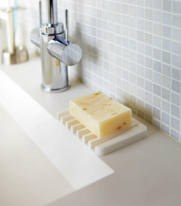 Yamazaki | Flow Self-Draining Soap Tray | Silicone.